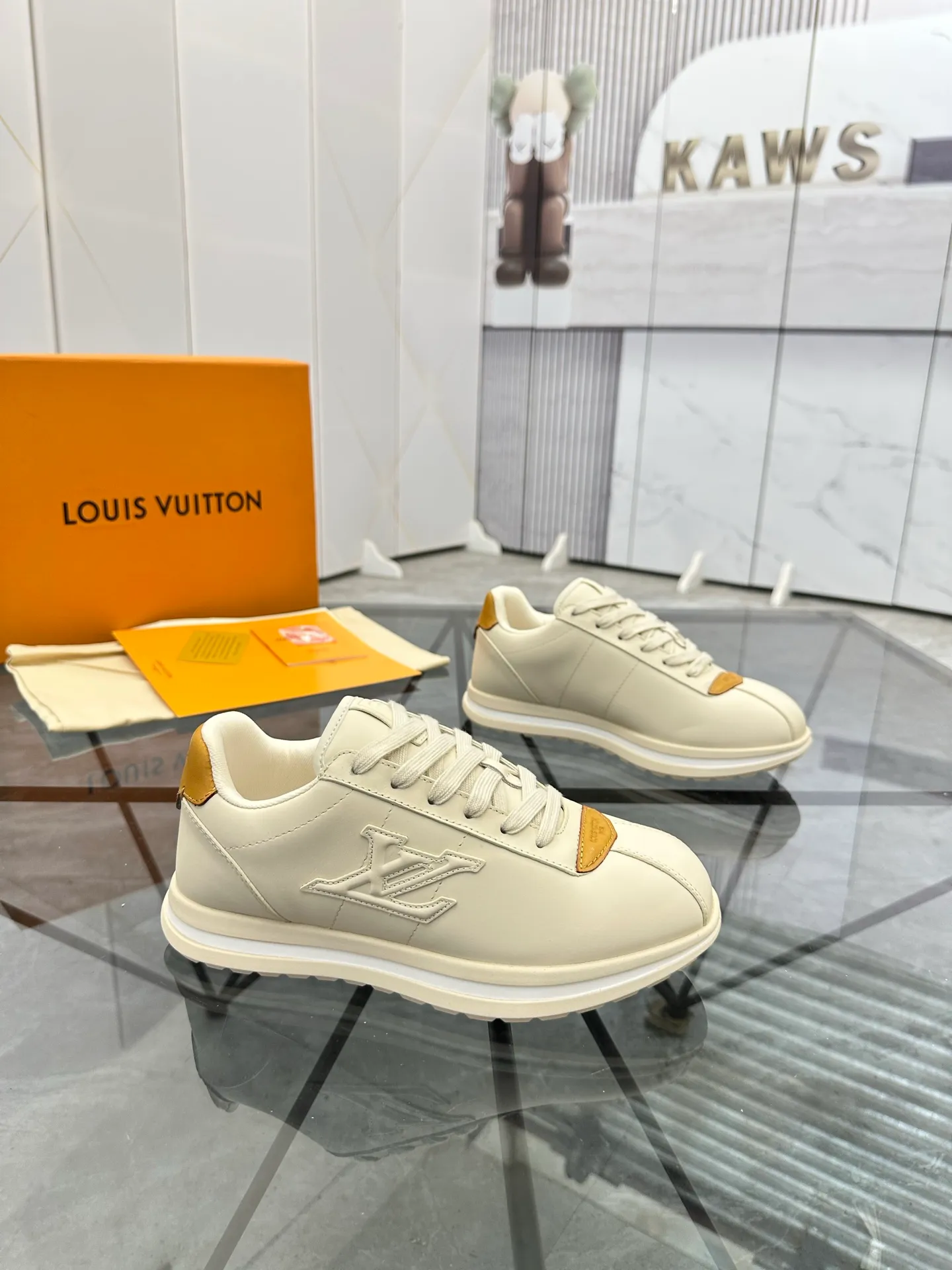 Men's shoes: 💰P700¥ Top quality Product trademark: LV* "Louis Vuitton*" low-top casual shoes Regular size: 35-45 (can be customized to 46) Couple style Product materials: Imported cowhide upper, breathable lining, original outsole. Number: two